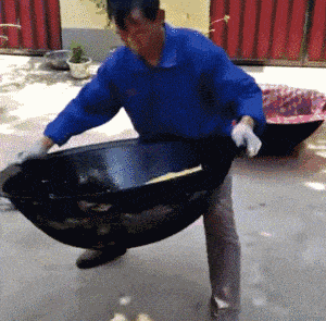  搞笑gif趣图儿子一大早就慌慌张张的跑到我跟前