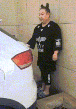  搞笑gif趣图这蹦爆米花的威力也太大了吧,都把人给吓到了