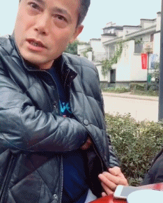 搞笑gif图片一言不合就被恶搞,心疼妹子交友不慎  搞笑gif图片一言不合就被恶搞,心疼妹子交友不慎