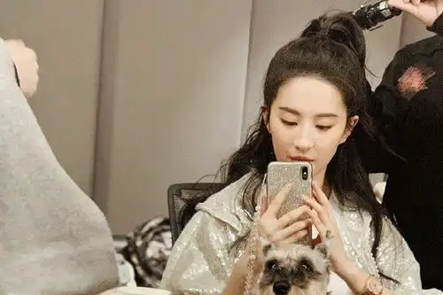  刘亦菲瘦身成功秀腹肌女明星胖着玩谁也别当真