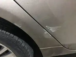 车子划伤的图片