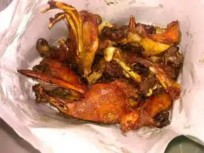  吃烤鸭时,剩下的鸭架是煲汤还是过油内行人一般会这么选择