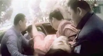 新娘被伴郎抛半空没接住摔成脑震荡  新娘被伴郎抛半空没接住摔成脑震荡