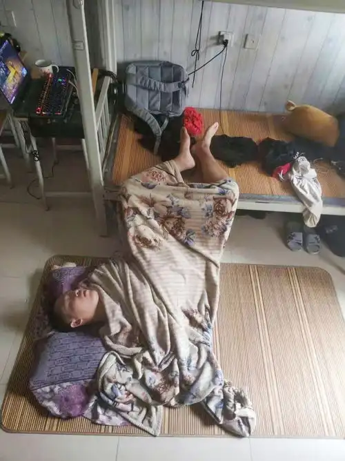  搞笑图片夏天在宿舍地上睡觉很凉快,但他的脚怕凉,只能架床上