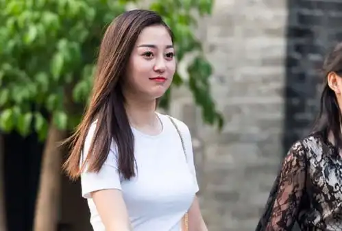  gif搞笑趣图老哥,你这样的破车挂这么好的车牌干嘛