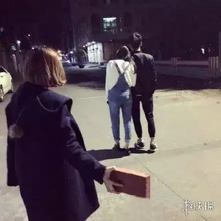  天热小姐姐只好这样玩电脑了囧图这位小哥会轻功啊