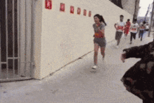  搞笑gif趣图女生的困惑之一,我又没鞋子穿了