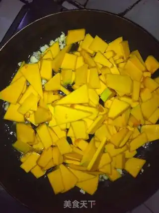  咸鸭蛋炒南瓜的做法给爸爸的健康菜咸鸭蛋炒南瓜咸鸭蛋炒南瓜怎么做