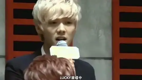  早期视频exo12位成员深情演唱lucky,满满的回忆