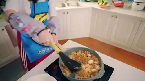  下厨爆笑场面大厨家四姐妹做饭,把厨房整得乱七八糟,太搞笑了