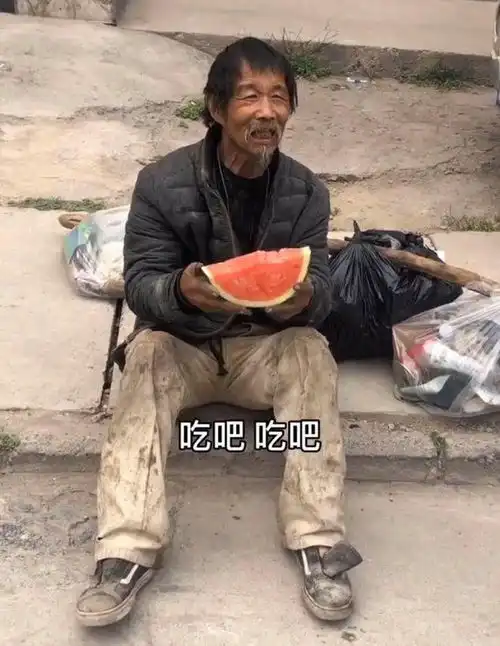 一块西瓜不舍得吃,兄弟俩捡废品不离不弃,小伙相助让老人笑开颜  一块西瓜不舍得吃,兄弟俩捡废品不离不弃,小伙相助让老人笑开颜