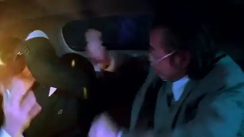  功夫小弟给大哥点烟,居然把大哥头发烧了,太搞笑了
