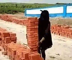 搞笑gif妹子工地上干体力活,巾帼不让须眉啊  搞笑gif妹子工地上干体力活,巾帼不让须眉啊