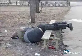  街上一摆地摊女孩拉住我,奋力推销我摆脱