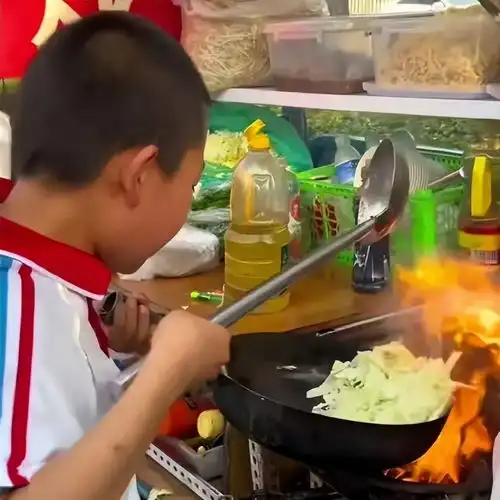  开眼界了从幼儿园路边摊到小饭店,会做饭的小孩有多离谱