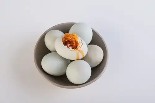  腌鸭蛋,只放盐,难怪不出油了,学会3窍门,盐味适中,肥香流油白醋蛋黄咸鸭蛋网易订阅