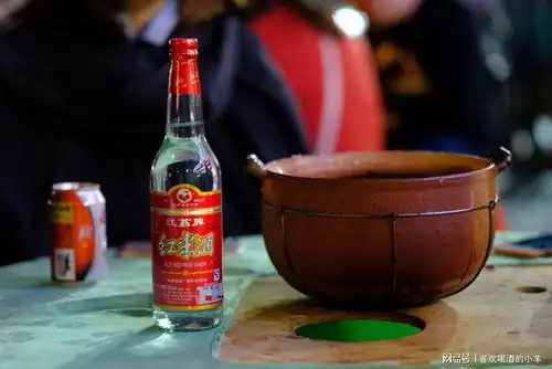  广东房地产老板把自己珍藏多年的酒拿出来分享,众人看到后就这