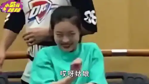  爆笑妹子,你这表情,也太辣眼睛了