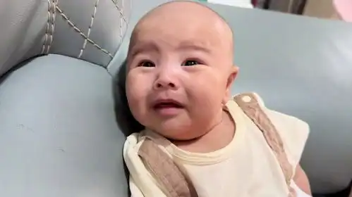  出生快两个月的弟弟,一逗就哈哈大笑,不得不说真的是可爱又搞笑