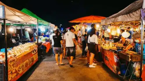  梅西c罗也要摆地摊