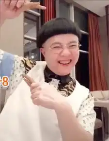 金龟子刘纯燕晒53岁生日视频