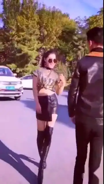  搞笑长腿美女之英雄救美