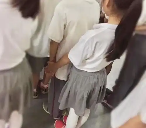  搞笑图片女生跪着求原谅犯什么错了原来卑微的爱情不限于男生