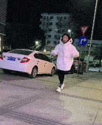  搞笑gif趣图见过舔狗的,还是第一次见到舔猫的