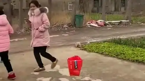 这大爷是个高手啊,在村里还可以这样钓鱼,而且还有免费的礼品收  这大爷是个高手啊,在村里还可以这样钓鱼,而且还有免费的礼品收