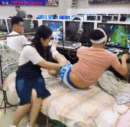  搞笑gif妹子,这个工作真的不适合你,真的