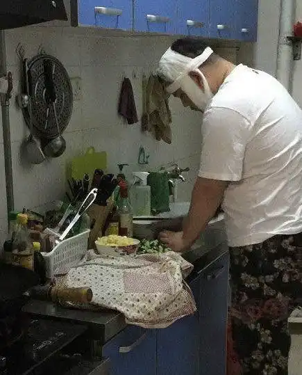 小哥,你的这个广场舞跳得很成功