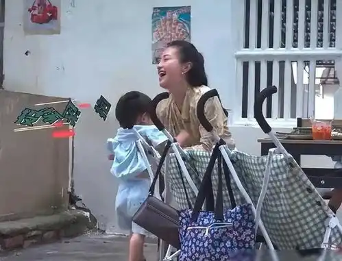  网友自爆带娃度假,三胞胎被抓进剧组演戏,张颂文哄娃好搞笑