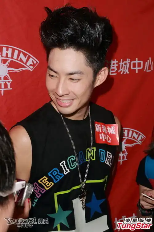  吴建豪盼红馆开唱赴港签唱与安志杰叙旧