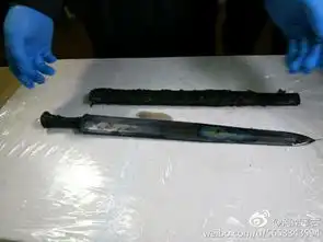  寒光闪闪2000年前战国宝剑出土