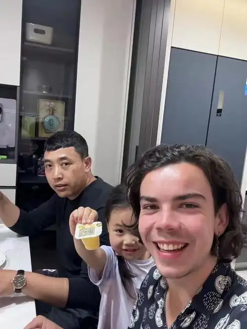  我00后法国人,到世界各地旅行,发现中国人热情和善良,备受感动
