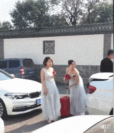  姑娘,出门前还是注意下穿着吧,你旁边的闺蜜都不好意思看了哈哈哈