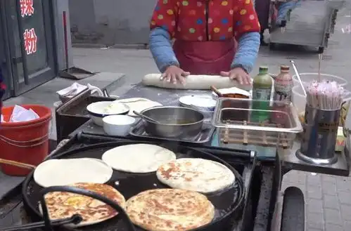  大姐坚守20年,在街边卖这饼,一天卖出300多个,还给2个儿子买了房