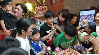  组图吴镇宇为费曼庆祝11岁生日老婆王丽萍罕见出镜温柔大方