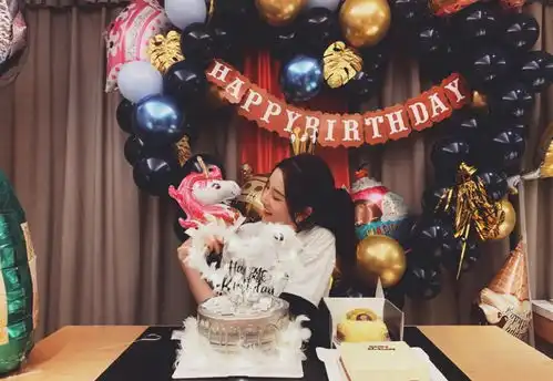  宋祖儿生日照可爱又炫富,穿1400黑白t恤配丸子头,依旧美成18岁