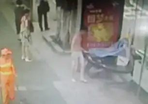  搞笑广西一男子只穿条内裤在街上晃荡,还被误认是贼原来