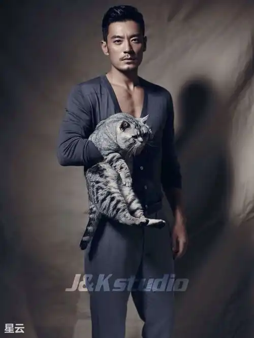  这些妖冶美男都与猫猫狗狗拍过照,你最喜欢哪一款