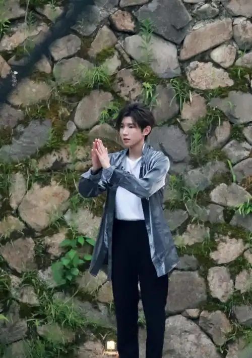  王源对梁森双手合十祷告,李俊濠也怕他,18楼艺人对光头莫名敬畏