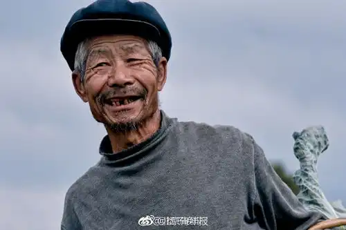  滞销大爷原图照片拍摄于7年前老人家中没有滞销水果