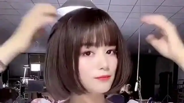  这才是生产假发的良心商家,每一顶都非常的柔顺,美女戴上后一点也不假
