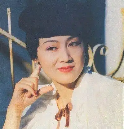  她年轻时颜值逆天,女儿很漂亮,可25岁一米八儿子智商只有5岁