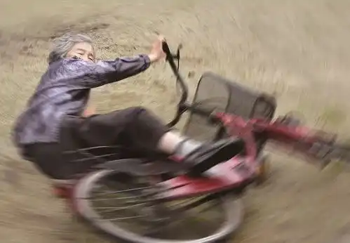 92岁奶奶被扔进垃圾袋得知真相后网友哭笑不得希望我老了也能这么酷  92岁奶奶被扔进垃圾袋得知真相后网友哭笑不得希望我老了也能这么酷