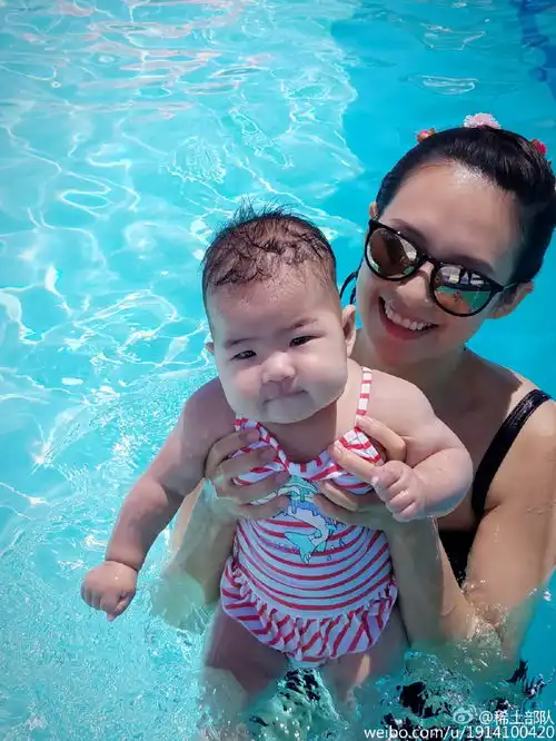  章子怡与女儿泳池同游泳画面非常温馨