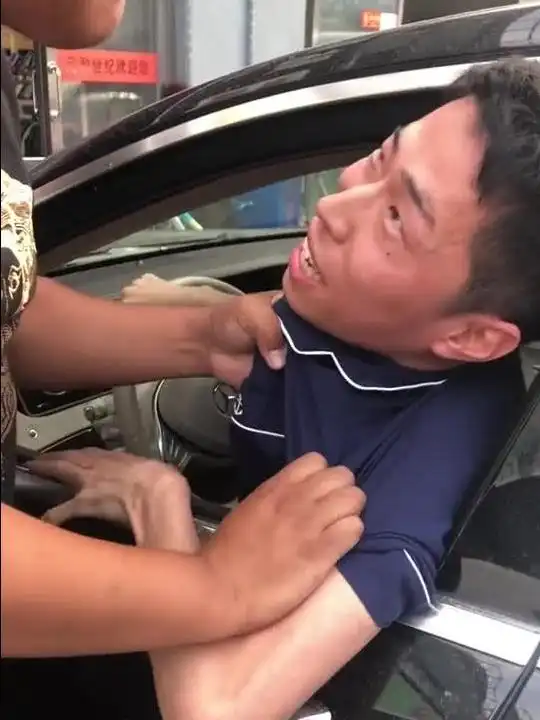  小子,你还想教我怎么停车,请问你开过奔驰吗我笑出了声