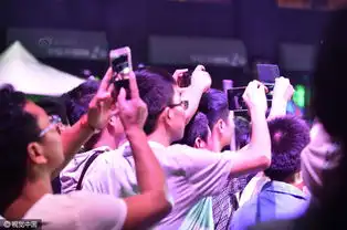  洛阳街头现比基尼秀路人围观交通瘫痪