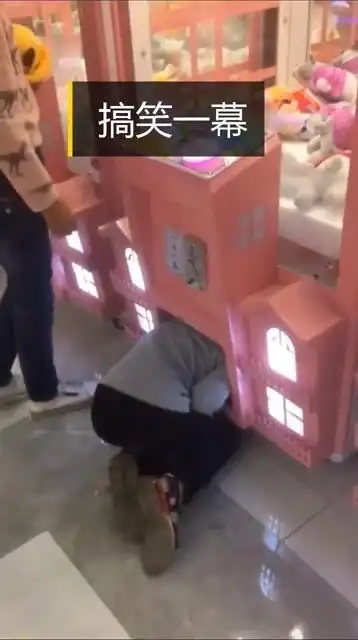  搞笑一幕,玩个游戏机而已,小家伙这是要强行破拆吗